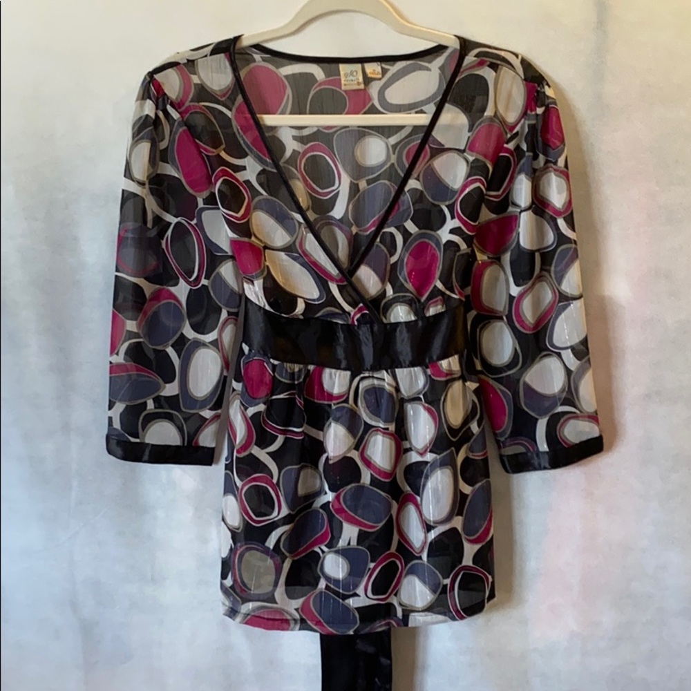 ♥️So wear it declare it blouse with tie  in back